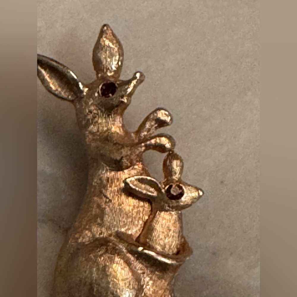 VINTAGE AVON Gold Kangaroo brooch - Picture 2 of 4